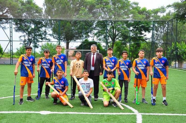 Tahta sopalarla başladıkları hokeyde profesyonelliğe adım attılar
