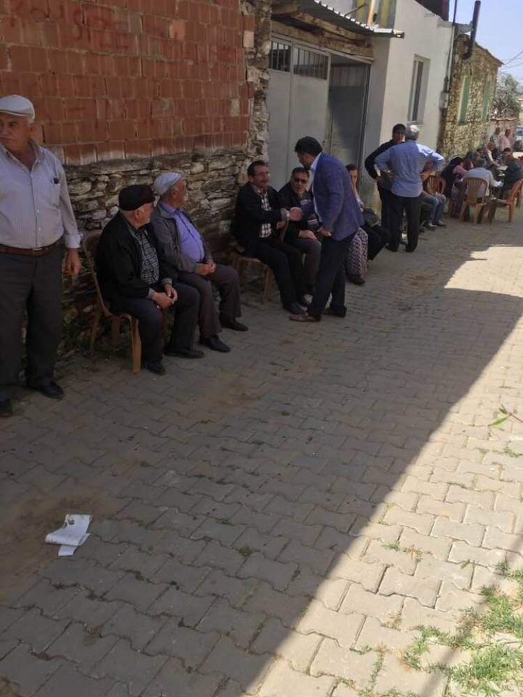 Salihli Yukarı Poyraz köyünde hayırdaydık güzel bir kalabalığın ve hoş bir sohbetin içinde bulduk kendimizi.....