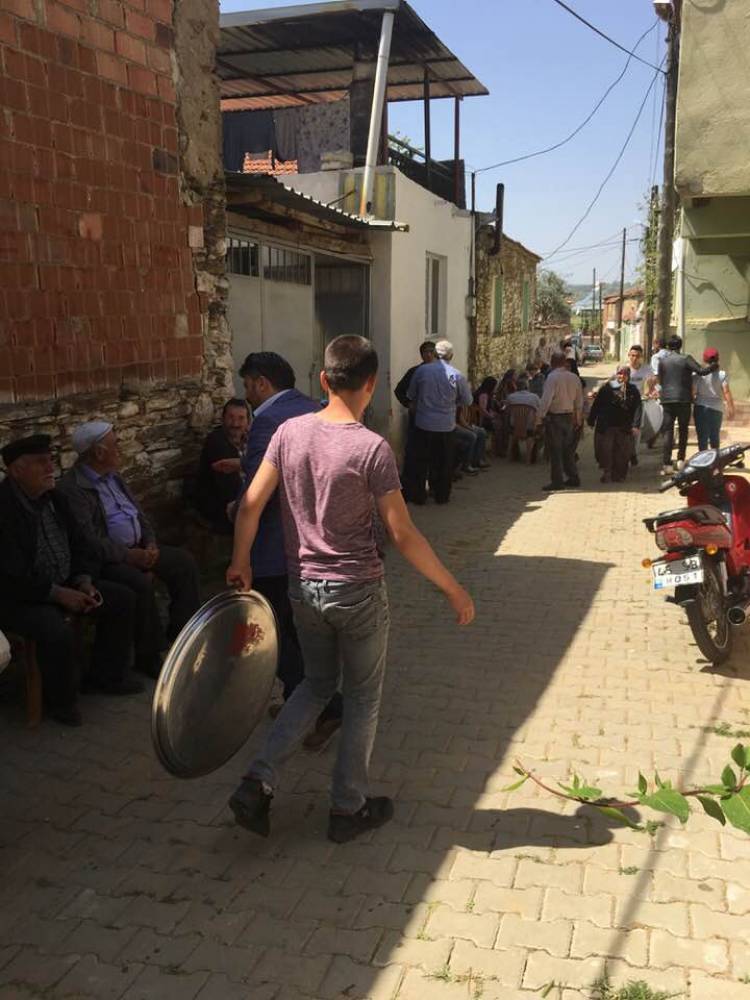Salihli Yukarı Poyraz köyünde hayırdaydık güzel bir kalabalığın ve hoş bir sohbetin içinde bulduk kendimizi.....