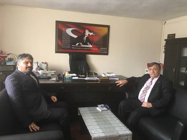 Kurtuluş ilkokulu müdürümüz aynı zamanda Selendiler Derneği Kurucu Başkanımız Sedat Günay beyefendi bizlere kitabını hediye ederken güzel bir sohbet çerçevesinde tecrübelerinden istifade ettik....