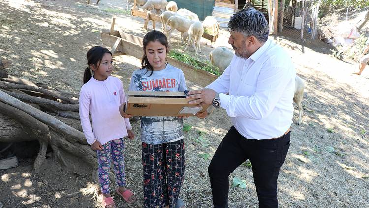 OKUL MÜDÜRÜ EĞİTİME KATILAMAYAN ÖĞRENCİLERE BİLGİSAYAR HEDİYE ETTİ - 14 Eylül 2020