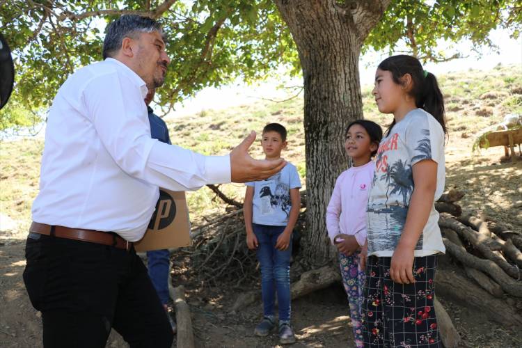 OKUL MÜDÜRÜ EĞİTİME KATILAMAYAN ÖĞRENCİLERE BİLGİSAYAR HEDİYE ETTİ - 14 Eylül 2020