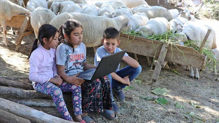 OKUL MÜDÜRÜ EĞİTİME KATILAMAYAN ÖĞRENCİLERE BİLGİSAYAR HEDİYE ETTİ - 14 Eylül 2020