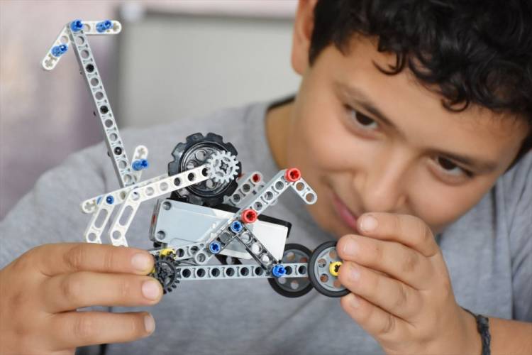 ÖĞRENCİLER ROBOTİK KODLAMA PROJELERİNİ YURTDIŞINDA ANLATIYOR - MANİSA - 20.Kasım 2019