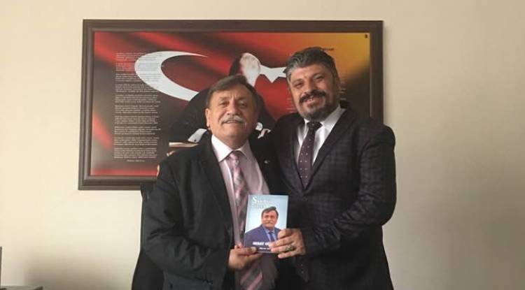 Kurtuluş ilkokulu müdürümüz aynı zamanda Selendiler Derneği Kurucu Başkanımız Sedat Günay beyefendi bizlere kitabını hediye ederken güzel bir sohbet çerçevesinde tecrübelerinden istifade ettik....