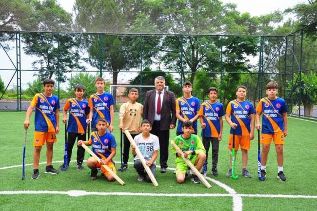 Tahta sopalarla başladıkları hokeyde profesyonelliğe adım attılar