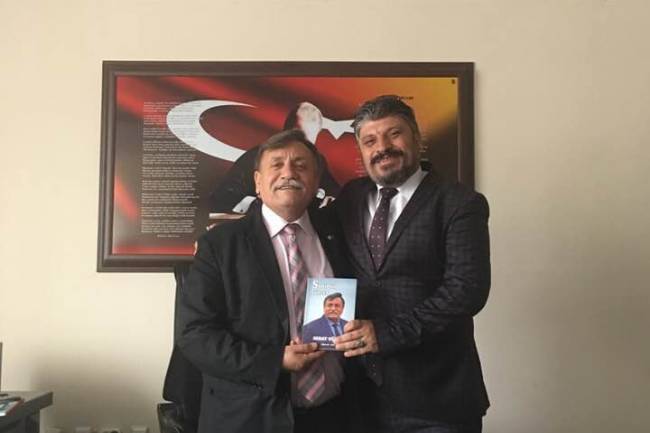 Kurtuluş ilkokulu müdürümüz aynı zamanda Selendiler Derneği Kurucu Başkanımız Sedat Günay beyefendi bizlere kitabını hediye ederken güzel bir sohbet çerçevesinde tecrübelerinden istifade ettik....