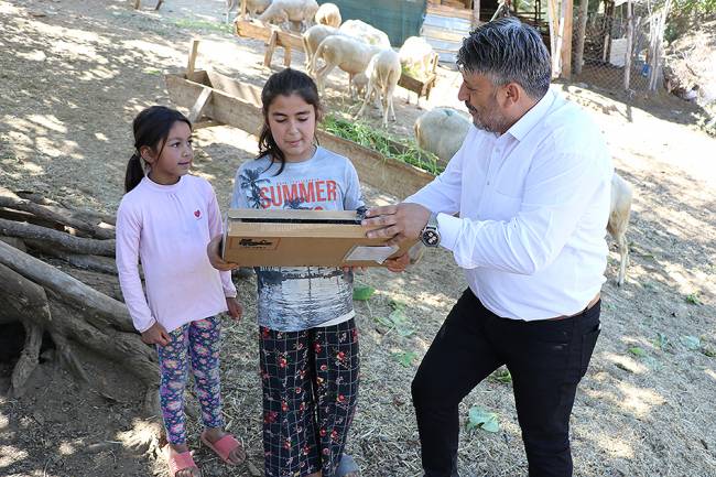 OKUL MÜDÜRÜ EĞİTİME KATILAMAYAN ÖĞRENCİLERE BİLGİSAYAR HEDİYE ETTİ - 14 Eylül 2020